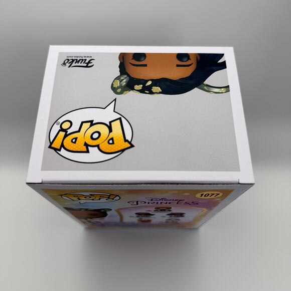 Pocahontas #1077 Funko Pop Disney – Gold Accents with Pin - Picture 5 of 6